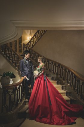 大階段で映えるインパクトのあるカラードレス【Wedding Report】