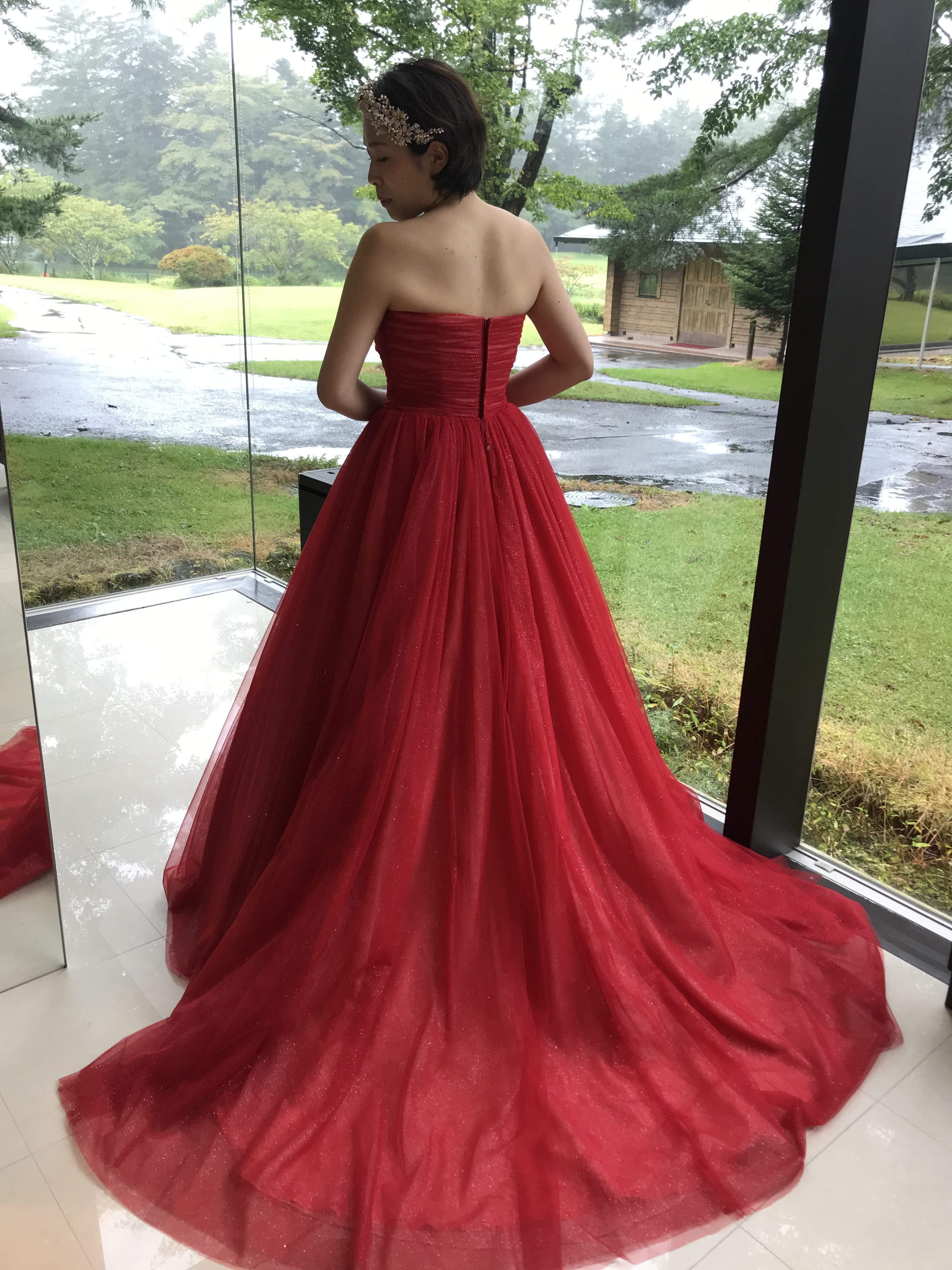 綺麗なシルエットが魅力的な赤のカラードレス｜Authentique Private