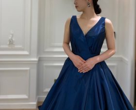 イギリス王室を感じさせるRoyal Blueのカラードレス