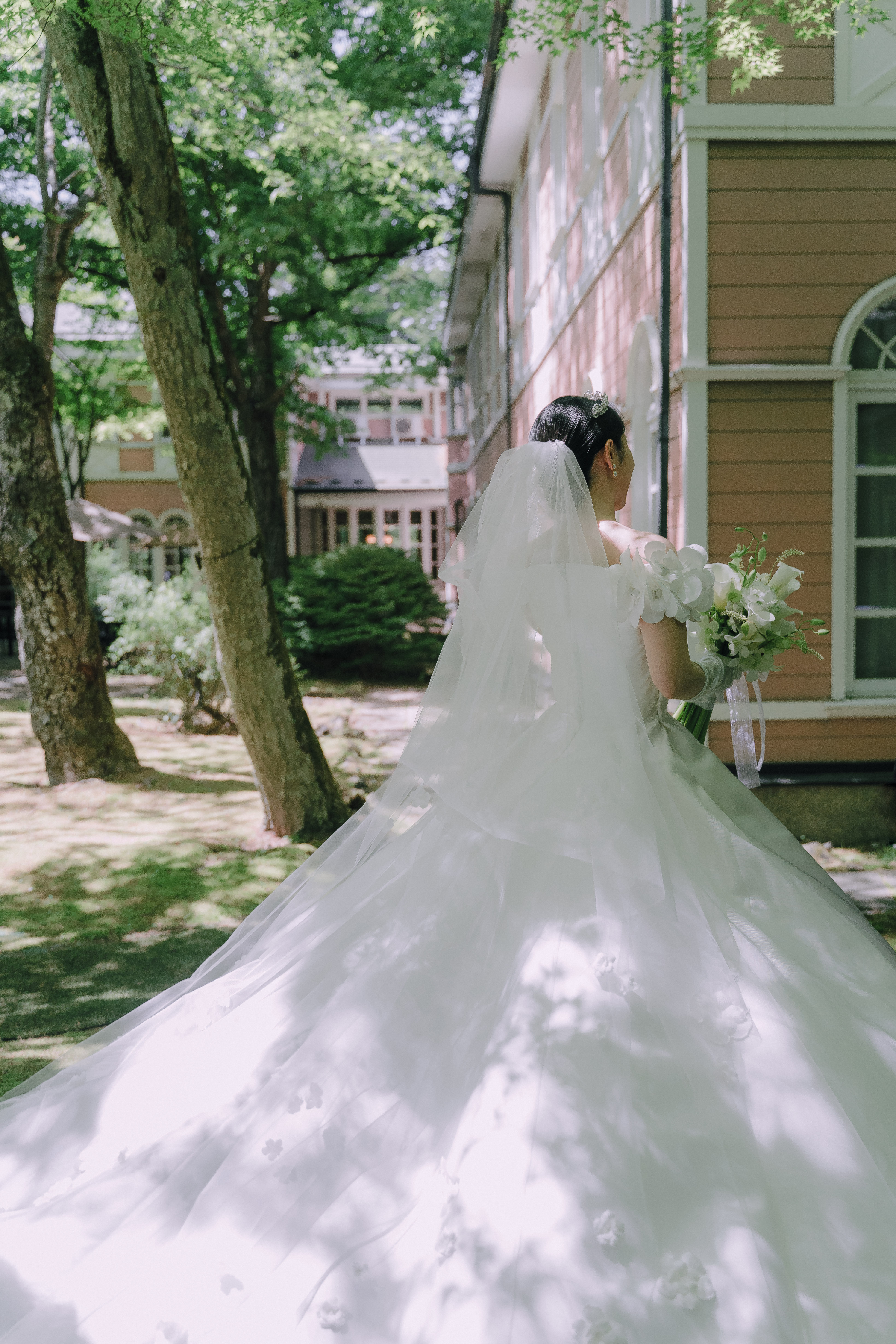 エリー・サーブ　Elie Saab　wedding dress 　ドームライン　ボールガウン　フラワーモチーフ　くるみボタン　ウェディングドレス