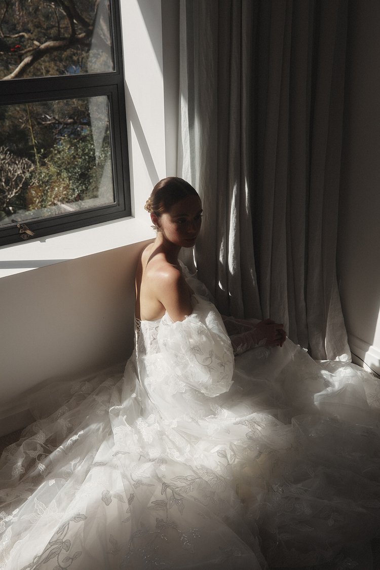 ALENA LEENA　weddingdress wedding dress IRIS フラワーモチーフ　オフショルダー　アリーナリーナ　