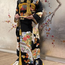 おすすめ花嫁和装のご紹介=格調高い黒引き振袖=