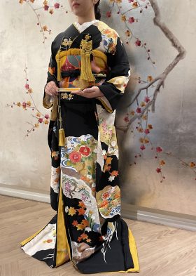 おすすめ花嫁和装のご紹介=格調高い黒引き振袖=