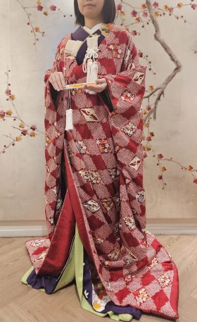 おすすめ色打掛のご紹介　＝手絞り菱取向鶴刺繍＝